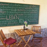 Tafel im Hof © Maulbeerhof Tafel im Hof © Maulbeerhof