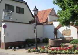 Alter Dorfbrunnen Ortsteil Kriegsheim, © VG Monsheim, Fotograf M.Röhrenbeck Alter Dorfbrunnen Ortsteil Kriegsheim, © VG Monsheim, Fotograf M.Röhrenbeck