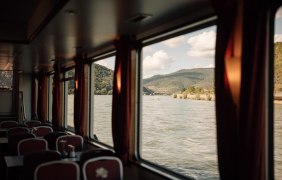 Ausblick aus dem Schiffsinneren © ©KD_MS_Loreley_Pfalz Ausblick aus dem Schiffsinneren © ©KD_MS_Loreley_Pfalz