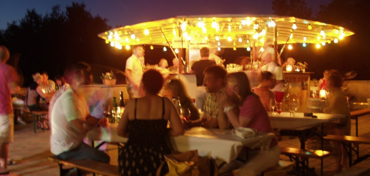 bruehler-hof-zomer-gevoel-op-het-wijnterras-1, © Weingut Brühler Hof bruehler-hof-zomer-gevoel-op-het-wijnterras-1, © Weingut Brühler Hof