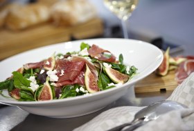 Salat mit frischen Feigen Rohschinken und Ziegenfrischkäse © Robert Dieth Salat mit frischen Feigen Rohschinken und Ziegenfrischkäse © Robert Dieth