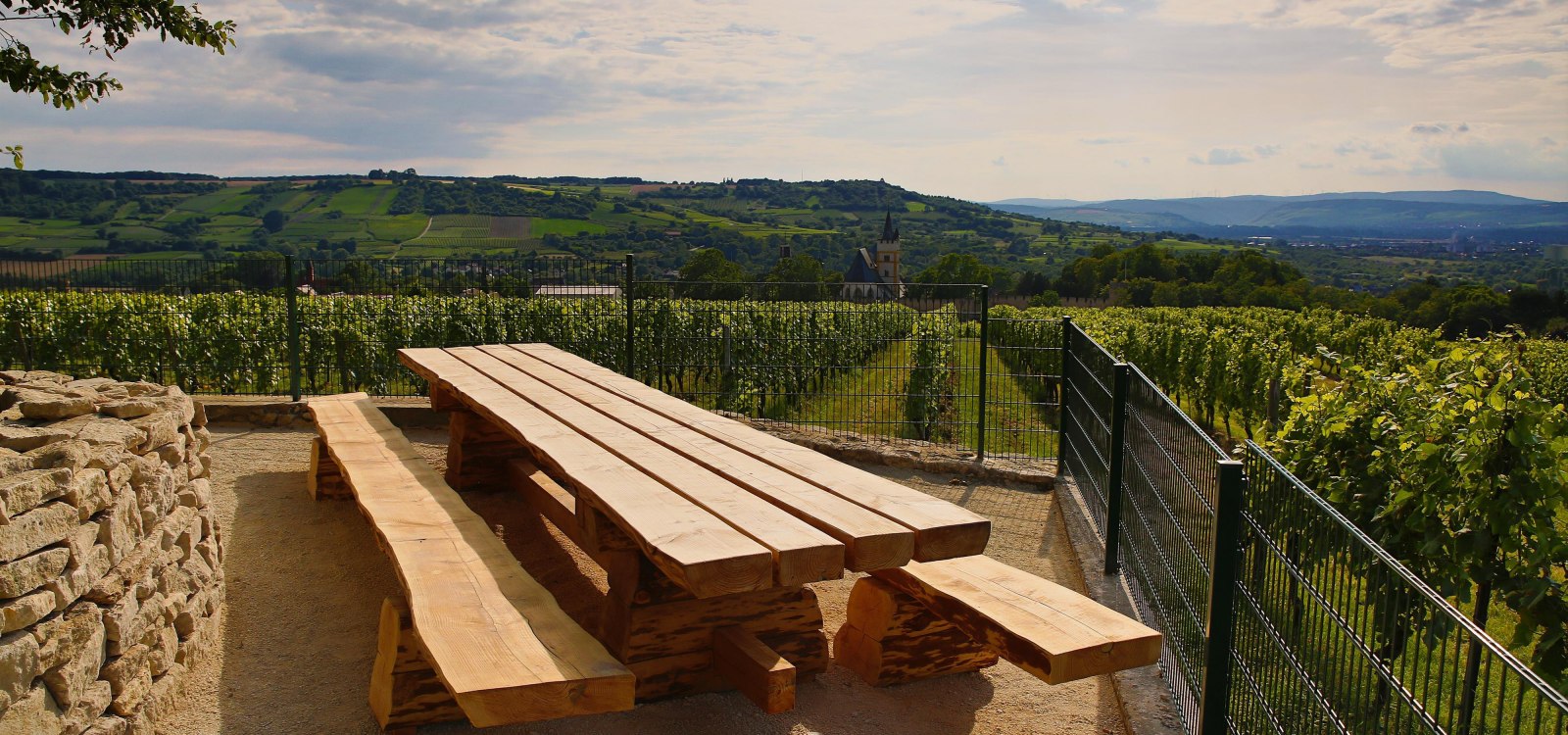 Tisch des Weines oberhalb des Wasserhäuschens, © Rainer Oppenheimer/Stadt Ingelheim Tisch des Weines oberhalb des Wasserhäuschens, © Rainer Oppenheimer/Stadt Ingelheim