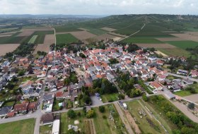 Parkplatz am Dorfgemeinschaftshaus © Erwin Gottschlich Parkplatz am Dorfgemeinschaftshaus © Erwin Gottschlich
