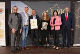 Ehrenpreis der Weinbruderschaft Rheinhessen zu St. Katharinen Oppenheim an das Weingut Weitzel, Ingelheim © LWK RLP / Alexander Sell Ehrenpreis der Weinbruderschaft Rheinhessen zu St. Katharinen Oppenheim an das Weingut Weitzel, Ingelheim © LWK RLP / Alexander Sell