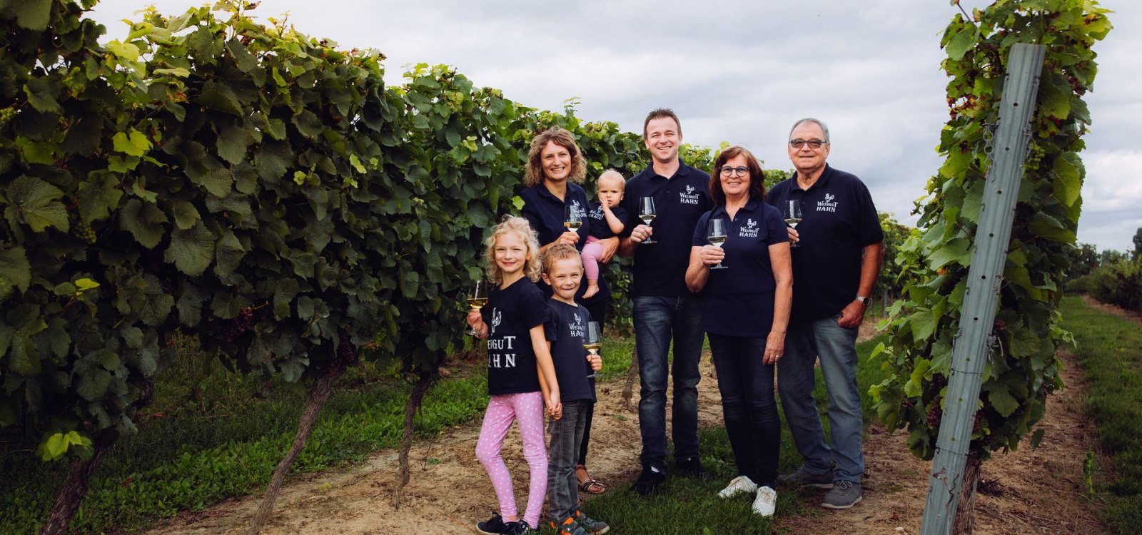 Weingut Klaus und Stefan Hahn_Familie 2, © Simone Bonnet Weingut Klaus und Stefan Hahn_Familie 2, © Simone Bonnet