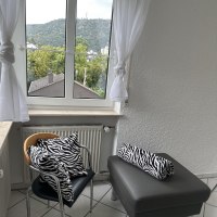 Leseecke im Wohnzimmer mit Blick in die Natur Leseecke im Wohnzimmer mit Blick in die Natur