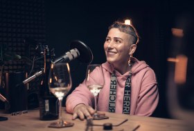 Nora Breyer im Podcast Studio © schiebezimmer Nora Breyer im Podcast Studio © schiebezimmer