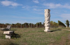 Evolutionssäule mit Sitzgelegenheiten Evolutionssäule mit Sitzgelegenheiten