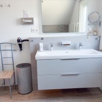 Doppelwaschtisch im Badezimmer Doppelwaschtisch im Badezimmer