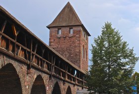Das Nibelungenmuseum liegt unmittelbar an der Stadtmauer. (© casowi) Das Nibelungenmuseum liegt unmittelbar an der Stadtmauer. (© casowi)