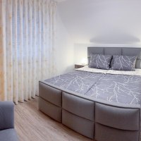 Kleines Schlafzimmer mit Boxspringbett 1,80m x 2m Kleines Schlafzimmer mit Boxspringbett 1,80m x 2m