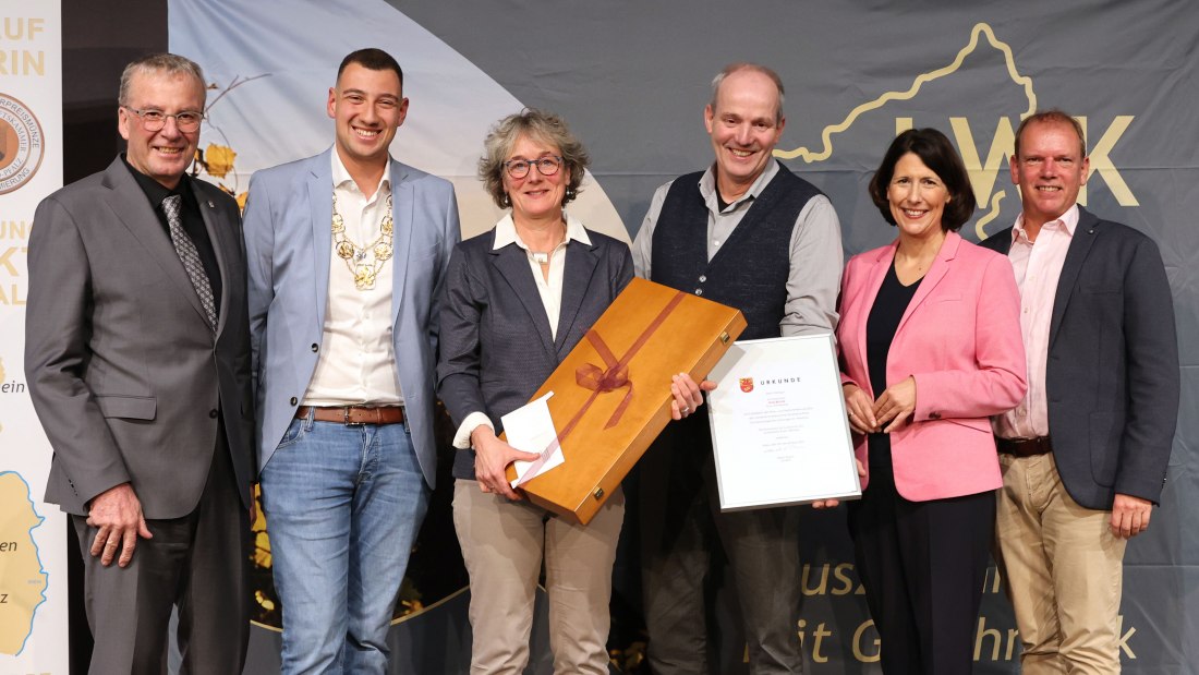 Ehrenpreis des Landkreises Alzey-Worms an das Weingut Johanneshof Axel Becker, Gau-Odernheim Ehrenpreis des Landkreises Alzey-Worms an das Weingut Johanneshof Axel Becker, Gau-Odernheim