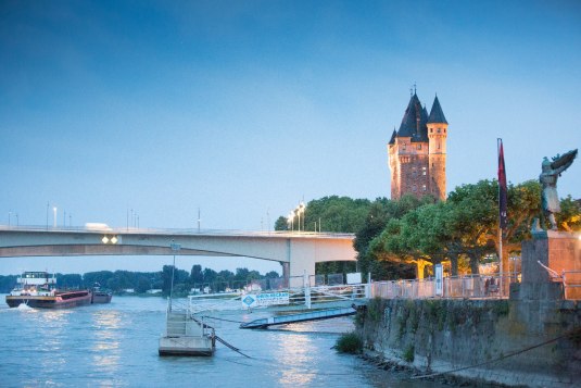 Nibelungenturm und Hagendenkmal am Rhein, © Georg Knoll Nibelungenturm und Hagendenkmal am Rhein, © Georg Knoll