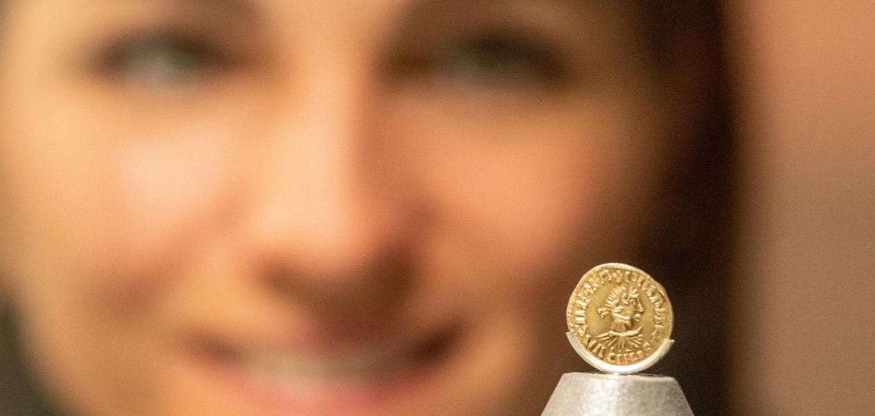 Goldmünze Karls des Großen, © Dominik Ketz/RHT GmbH Goldmünze Karls des Großen, © Dominik Ketz/RHT GmbH