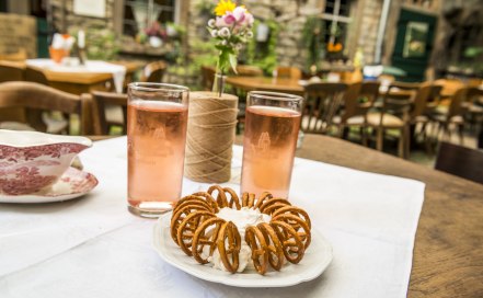 Der Straußwirtschafts-Klassiker in Rheinhessen – Brezeln mit Spundekäs., © Foto http://achimmeurer.com Der Straußwirtschafts-Klassiker in Rheinhessen – Brezeln mit Spundekäs., © Foto http://achimmeurer.com