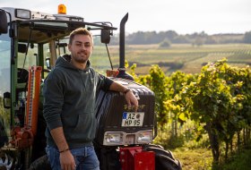 Mark Hahn Weine_Traktor, © Mark Hahn Weine Weingut Hahn GbR Mark Hahn Weine_Traktor, © Mark Hahn Weine Weingut Hahn GbR