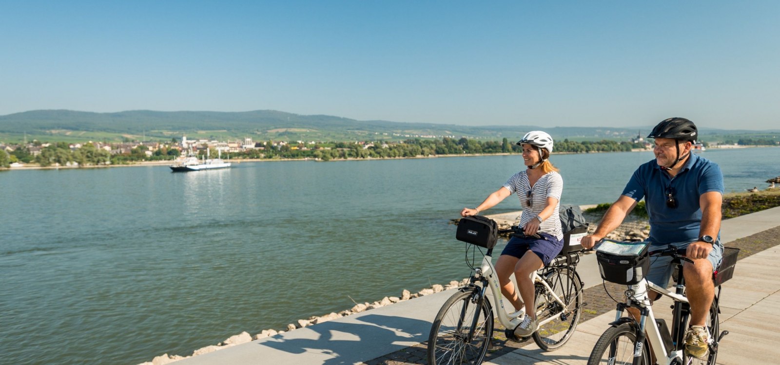 Mit dem E-Bike auf dem Rheinradweg, © Dominik Ketz Mit dem E-Bike auf dem Rheinradweg, © Dominik Ketz