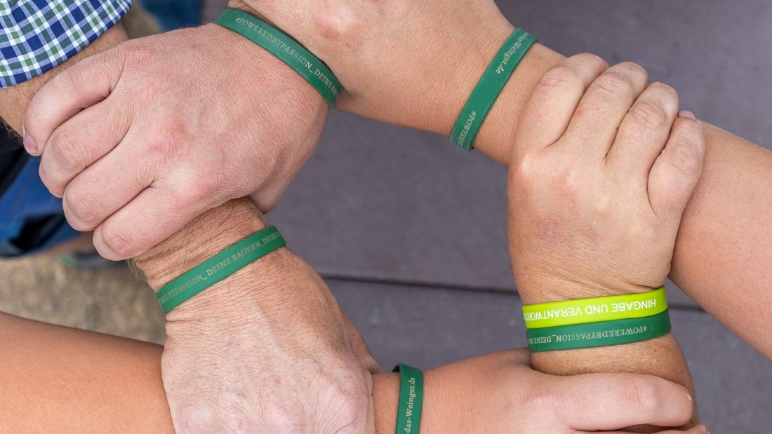 Becker- Das Weingut_Hände, © Becker- Das Weingut Becker- Das Weingut_Hände, © Becker- Das Weingut