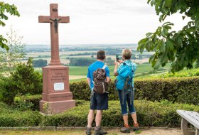 Am Ruhkreuz auf der Hiwweltour Zornheimer Berg © Dominik Ketz Am Ruhkreuz auf der Hiwweltour Zornheimer Berg © Dominik Ketz