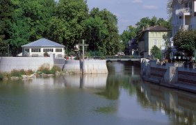 Elisabeth-Quelle mit Nahe-Wehr © Gesundheit und Tourismus für Bad Kreuznach GmbH Elisabeth-Quelle mit Nahe-Wehr © Gesundheit und Tourismus für Bad Kreuznach GmbH