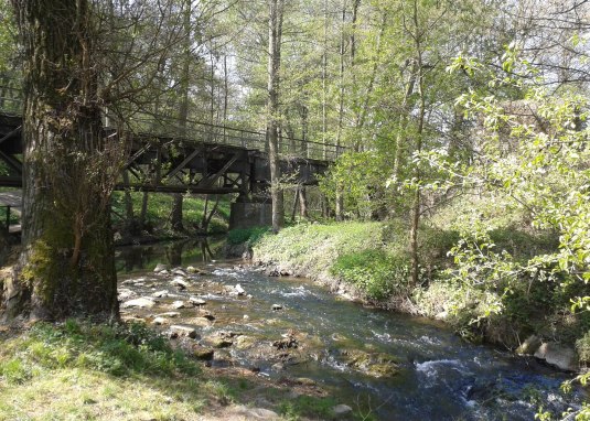 Eisenbahnbrücke im Tälchen Eisenbahnbrücke im Tälchen