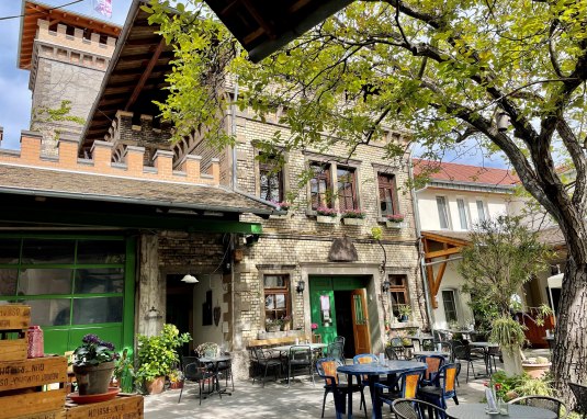 Vino-Strauß im Burghof Oswald Vino-Strauß im Burghof Oswald