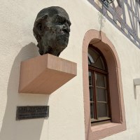 Denkmal am Rathaus von Nackenheim - Carl Zuckmayer Denkmal am Rathaus von Nackenheim - Carl Zuckmayer