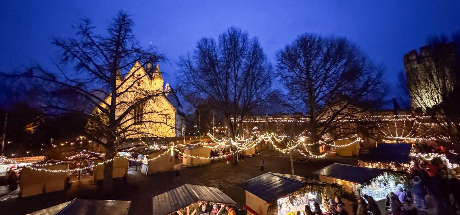 Weihnachtsmarkt an der Burgkirche in Ingelheim, © Katja Zentel Weihnachtsmarkt an der Burgkirche in Ingelheim, © Katja Zentel