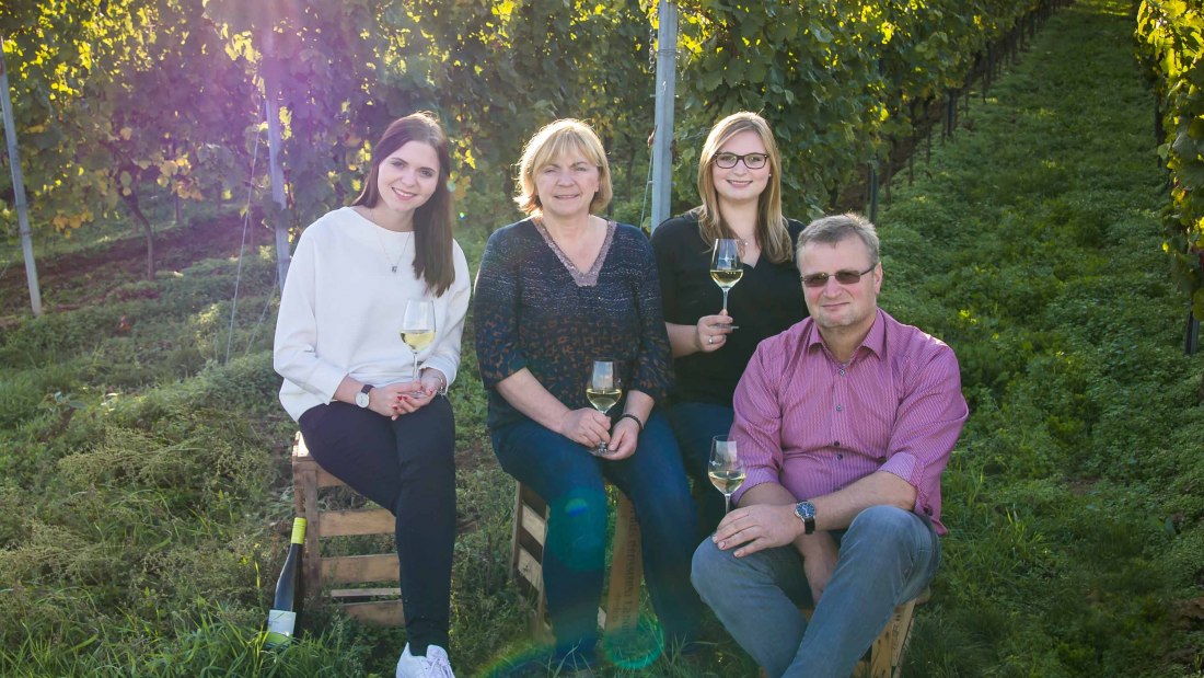 winery-kopp-sternenfelserhof-family-kopp-in-vineyard-internet, © Weingut Sternenfelserhof winery-kopp-sternenfelserhof-family-kopp-in-vineyard-internet, © Weingut Sternenfelserhof