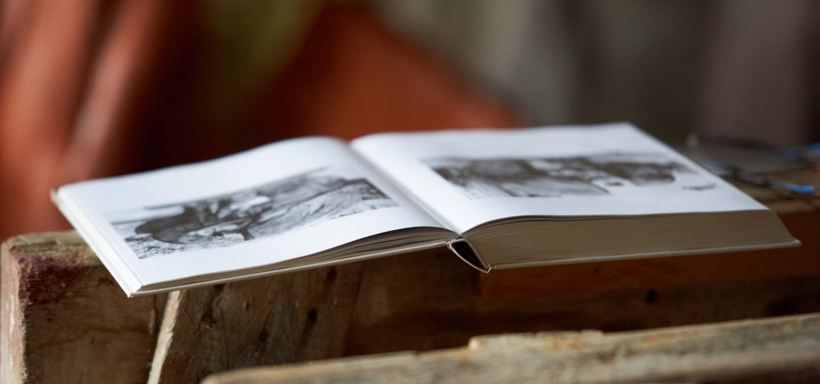 Buch aufgeklappt Buch aufgeklappt