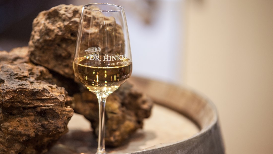 Weinglas mit Kalkmergel, © Sven Hasselbach Weinglas mit Kalkmergel, © Sven Hasselbach