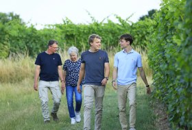 Familie im Weinberg © Marc Hurstel Familie im Weinberg © Marc Hurstel