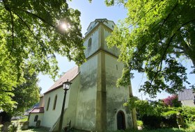 Blick vom Friedhof auf die Heidenturmkirche Blick vom Friedhof auf die Heidenturmkirche