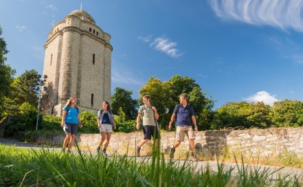 Wandergruppe am Bismarckturm bei Ingelheim, © Dominik Ketz Wandergruppe am Bismarckturm bei Ingelheim, © Dominik Ketz