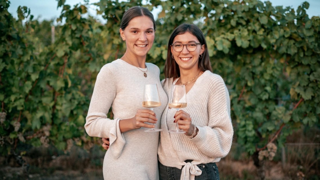 Weingut Wasem Doppelstück_Schwestern 2, © Weingut Wasem Doppelstück Weingut Wasem Doppelstück_Schwestern 2, © Weingut Wasem Doppelstück