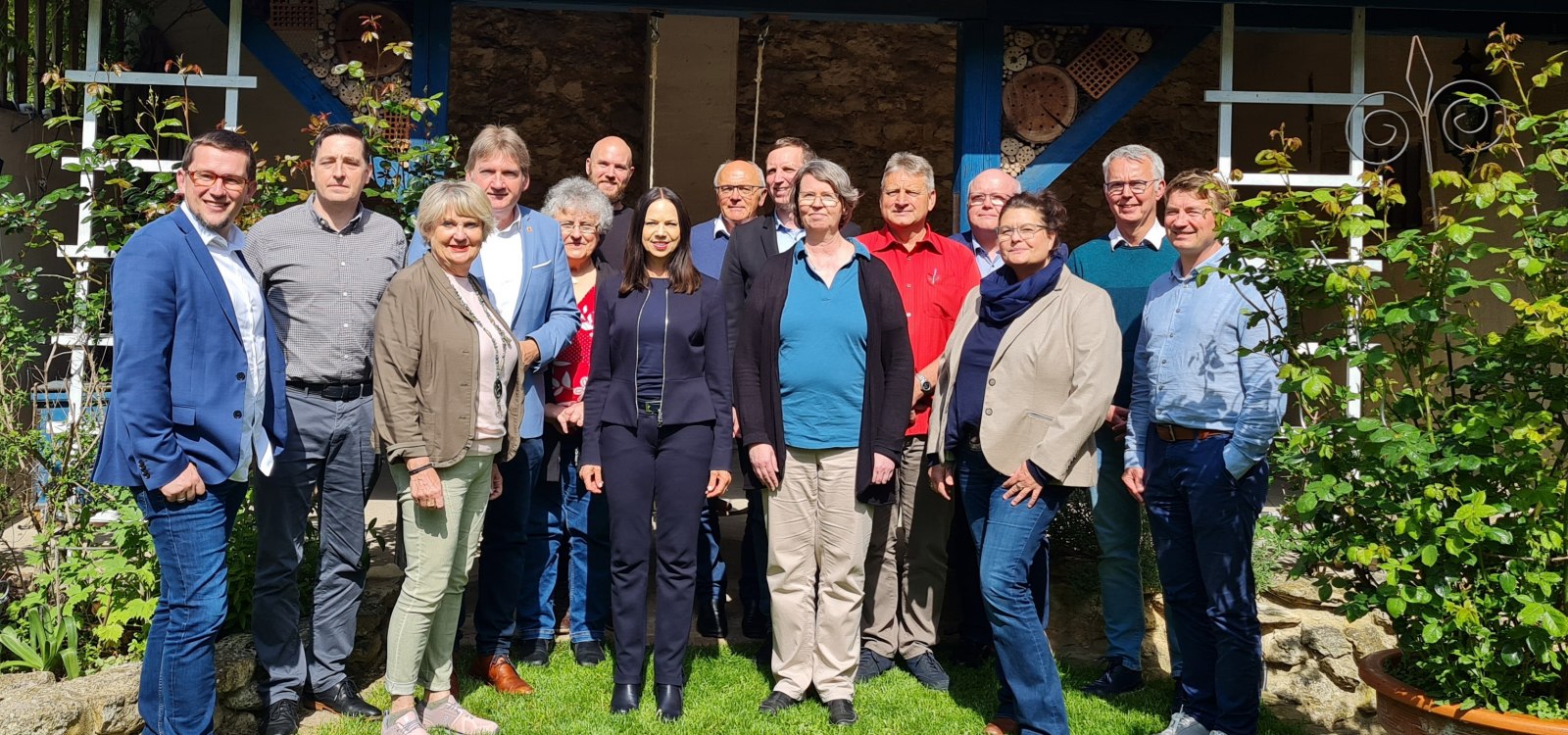 1. Vorstandssitzung der LAG Rheinhessen
v. l. n. r. Thomas Jäger (Caritasverband Worms e. V.), Thorsten Richter (Sportbund Rheinhessen), Martina Scheuer in Vertretung für Landrätin Dorothea Schäfer (Rheinhessen-Marketing e. V.), Landrat Heiko Sippel (Kreisverwaltung Alzey-Worms), Dr. Petra Gruner-Bauer (SOLIX Energie aus Bürgerhand Rheinhessen eG), David Ullrich (Klimaschutzmanager des Landkreises Alzey-Worms), Angela Schneider-Braun (Wirtschaftsförderung des Landkreises Mainz-Bingen), Erwin Malkmus (Beigeordneter des landkreises Mainz-Bingen), Dominik Ostendorf (Handwerkskammer Rheinhessen), Petra Strehle (KVHS Mainz-Bingen), Bernhard Degünter in Vertretung für Dr. Herrad Krenkel (Kultur- und Weinbotschafter Rheinhessen), Friedrich Ellerbrock (Bauern- und Winzerverein Rheinland-Pfalz Süd e. V.), Sandra Körbes (Diakonisches Werk Rheinhessen), Gerhard Jordan (DEHOGA Rheinland-Pfalz), Christian Halbig (Rheinhessen-Touristik GmbH)
Auf dem Bild fehlen: Sonja Ostermayer (Reinhessenwein e. V.), Kerstin Bauer (Wirtschaftsförderungsgesellschaft für den Landkreis Alzey-Worms), Gaby Schott (Landfrauenverband Rheinhessen e. V.), Neomi Albrecht (Landjugend Rheinhessen-Pfalz)
, © LAG Rheinhessen 1. Vorstandssitzung der LAG Rheinhessen
v. l. n. r. Thomas Jäger (Caritasverband Worms e. V.), Thorsten Richter (Sportbund Rheinhessen), Martina Scheuer in Vertretung für Landrätin Dorothea Schäfer (Rheinhessen-Marketing e. V.), Landrat Heiko Sippel (Kreisverwaltung Alzey-Worms), Dr. Petra Gruner-Bauer (SOLIX Energie aus Bürgerhand Rheinhessen eG), David Ullrich (Klimaschutzmanager des Landkreises Alzey-Worms), Angela Schneider-Braun (Wirtschaftsförderung des Landkreises Mainz-Bingen), Erwin Malkmus (Beigeordneter des landkreises Mainz-Bingen), Dominik Ostendorf (Handwerkskammer Rheinhessen), Petra Strehle (KVHS Mainz-Bingen), Bernhard Degünter in Vertretung für Dr. Herrad Krenkel (Kultur- und Weinbotschafter Rheinhessen), Friedrich Ellerbrock (Bauern- und Winzerverein Rheinland-Pfalz Süd e. V.), Sandra Körbes (Diakonisches Werk Rheinhessen), Gerhard Jordan (DEHOGA Rheinland-Pfalz), Christian Halbig (Rheinhessen-Touristik GmbH)
Auf dem Bild fehlen: Sonja Ostermayer (Reinhessenwein e. V.), Kerstin Bauer (Wirtschaftsförderungsgesellschaft für den Landkreis Alzey-Worms), Gaby Schott (Landfrauenverband Rheinhessen e. V.), Neomi Albrecht (Landjugend Rheinhessen-Pfalz)
, © LAG Rheinhessen