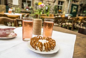 Der Straußwirtschafts-Klassiker in Rheinhessen – Brezeln mit Spundekäs. © Foto http://achimmeurer.com Der Straußwirtschafts-Klassiker in Rheinhessen – Brezeln mit Spundekäs. © Foto http://achimmeurer.com