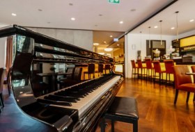 Innenansicht mit Klavier © AVRA Kurhaus_Nikolaos Krapis Innenansicht mit Klavier © AVRA Kurhaus_Nikolaos Krapis