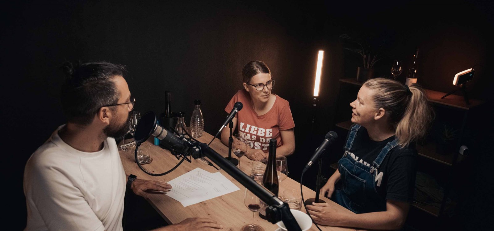 Moderator Felix Hoffmann mit Dr. Eva Vollmer und Hanneke Schönhals im Tonstudio für den Weinpodcast Keine Halben Flaschen, © schiebezimmer Moderator Felix Hoffmann mit Dr. Eva Vollmer und Hanneke Schönhals im Tonstudio für den Weinpodcast Keine Halben Flaschen, © schiebezimmer