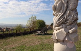 Evolutionssäule mit Ruhebank im Hintergrund Evolutionssäule mit Ruhebank im Hintergrund