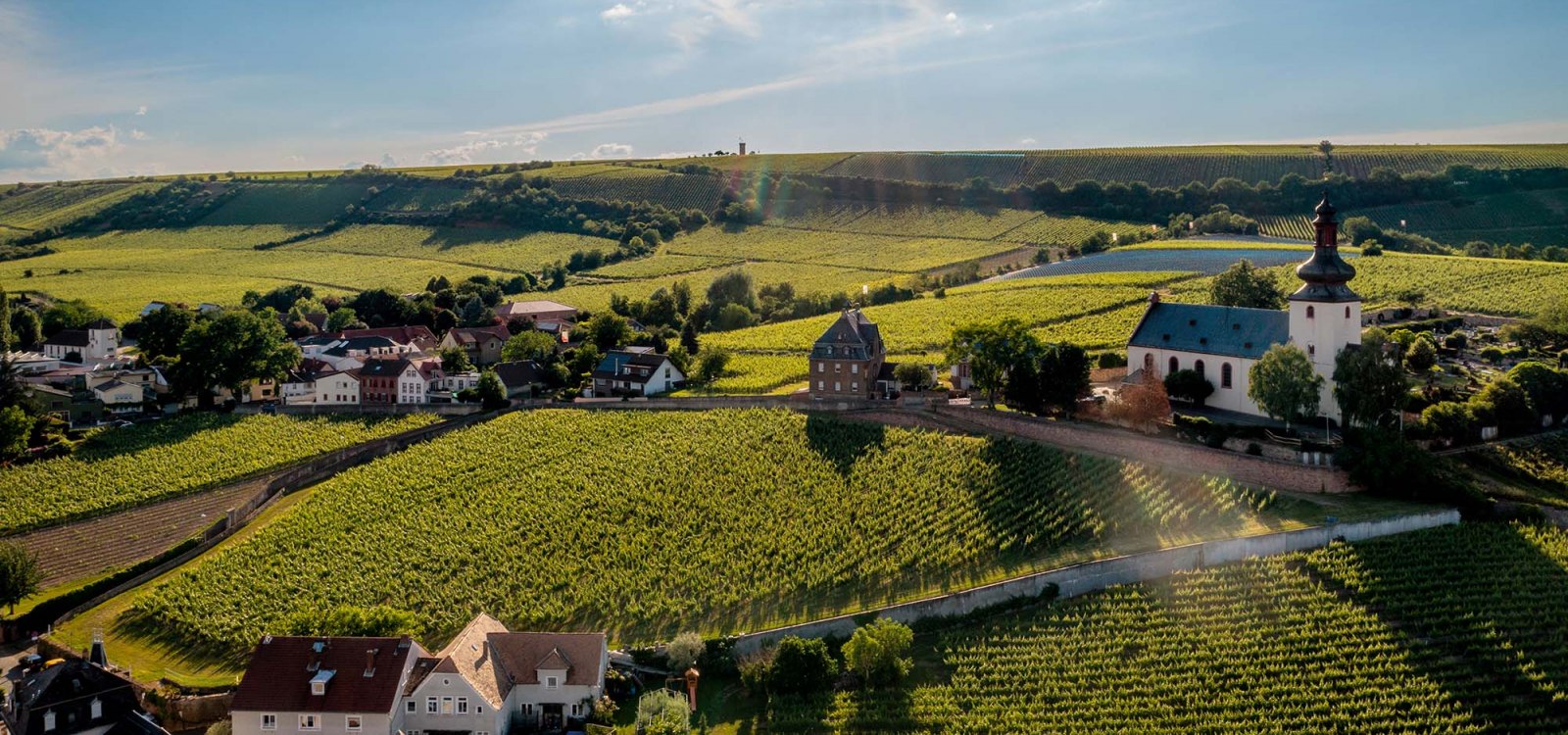 Vineyard site "Niersteiner Glöck" at sunset. Above the vineyard site lies the Kilianskirche, a landmark in Nierstein., © Torsten Silz Vineyard site "Niersteiner Glöck" at sunset. Above the vineyard site lies the Kilianskirche, a landmark in Nierstein., © Torsten Silz