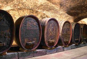 Fässer im Keller des Ingelheimer Winzerkellers Fässer im Keller des Ingelheimer Winzerkellers