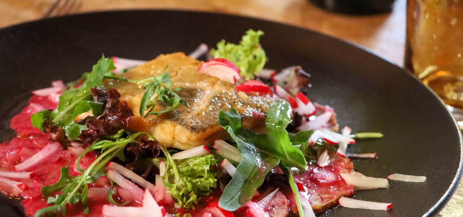 Gebratenes Zanderfilet auf lauwarmen Brezelknödelcarpaccio Gebratenes Zanderfilet auf lauwarmen Brezelknödelcarpaccio