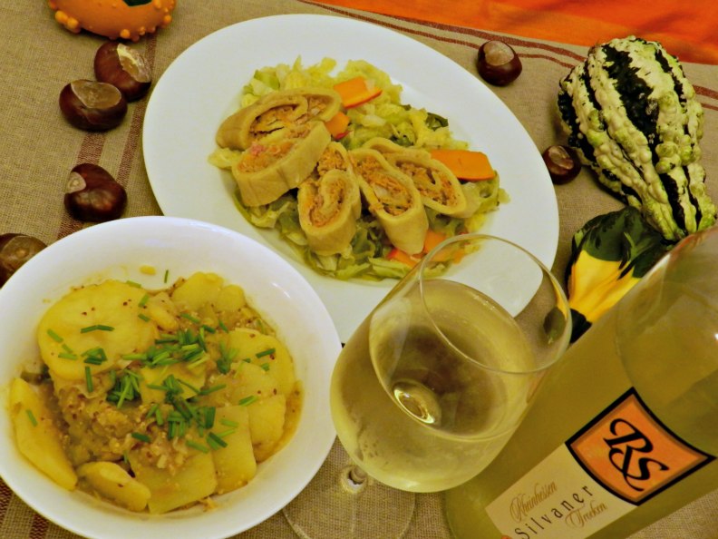 Kürbismaultaschen auf Wirsingbett mit Kartoffelsalat, © Liebstöckelschuh Kürbismaultaschen auf Wirsingbett mit Kartoffelsalat, © Liebstöckelschuh