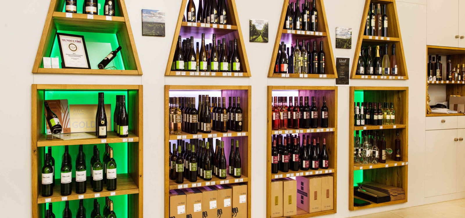 Weingut Krebs-Grode Vinothek Regal, © Carsten Costard Weingut Krebs-Grode Vinothek Regal, © Carsten Costard