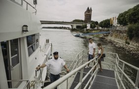 Schifffahrt an der Rheinpromenade Schifffahrt an der Rheinpromenade