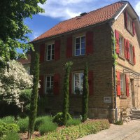 Hausansicht mit Hof Hausansicht mit Hof