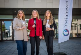 Foto (v.l.n.r.) Sophia Heidenreich, Jeanette Goldschmidt, Lisa Wolf © CC-BY Rheinhessenwein e.V./Peter Muth Foto (v.l.n.r.) Sophia Heidenreich, Jeanette Goldschmidt, Lisa Wolf © CC-BY Rheinhessenwein e.V./Peter Muth