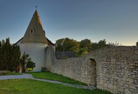Mauerpartie mit Spitzturm © Rainer Oppenheimer/Stadt Ingelheim Mauerpartie mit Spitzturm © Rainer Oppenheimer/Stadt Ingelheim