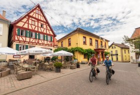 Mit dem Fahrrad am Marktplatz in Nierstein © Dominik Ketz Mit dem Fahrrad am Marktplatz in Nierstein © Dominik Ketz